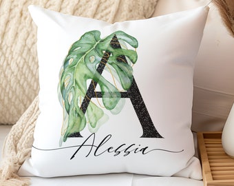 Kissen mit tropischem Monogramm und personalisiertem Namen – Geschenkidee für Gartenliebhaber – Tropisches Kissen mit Monstera und Palme