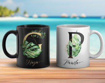 Palmblatt- und Monstera-Tasse – Geschenkidee für grüne Pflanzenliebhaber – Tasse mit tropischem Buchstaben und personalisiertem Namen