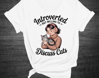 Maglietta bianca con gatto - Introverted but willing to discuss cats - T-shirt con gatto divertente - Regalo per amante dei gatti
