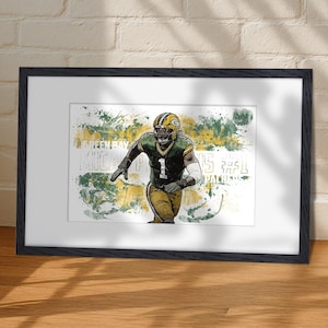 Könnte beinhalten: Gerahmtes Kunstwerk mit einem Spieler der Green Bay Packers in einem grün-goldenen Trikot, Nummer 1. Das Kunstwerk hat einen Aquarell-Effekt mit dem Teamnamen und "NFL" im Hintergrund. Der Rahmen ist schwarz.