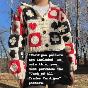 K&ouml;nnte beinhalten: Eine wei&szlig;e, rote und schwarze geh&auml;kelte Strickjacke mit einem Kartenspiel-Design. Die Strickjacke ist kurz und hat einen Knopfverschluss. Der Text auf dem Bild lautet: *Cardigan-Muster nicht enthalten! Um dies zu erstellen, m&uuml;ssen Sie das Muster "Jack of All Trades Cardigan" kaufen.