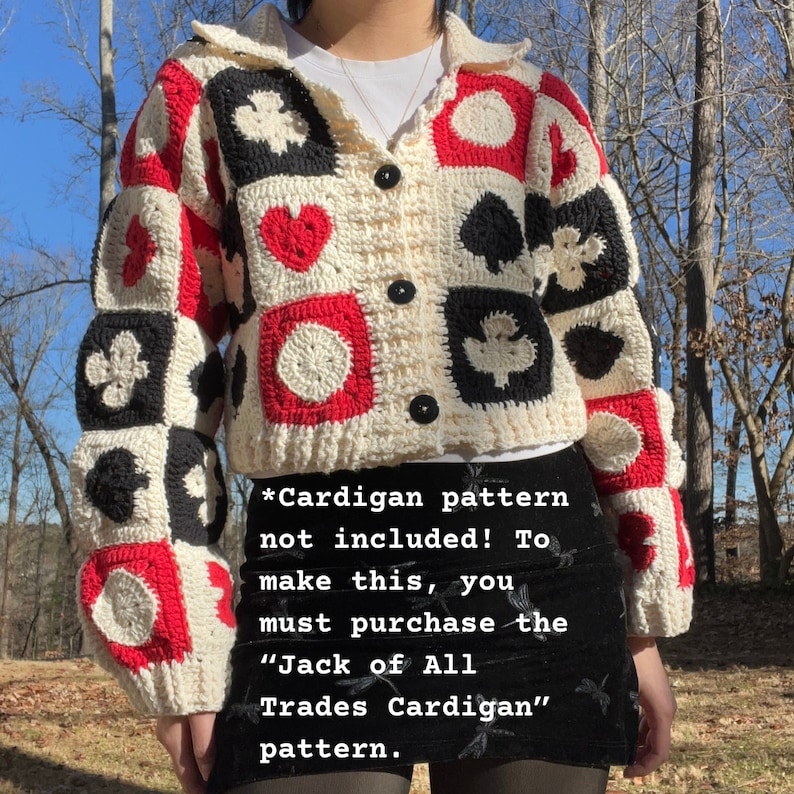K&ouml;nnte beinhalten: Eine wei&szlig;e, rote und schwarze geh&auml;kelte Strickjacke mit einem Kartenspiel-Design. Die Strickjacke ist kurz und hat einen Knopfverschluss. Der Text auf dem Bild lautet: *Cardigan-Muster nicht enthalten! Um dies zu erstellen, m&uuml;ssen Sie das Muster "Jack of All Trades Cardigan" kaufen.