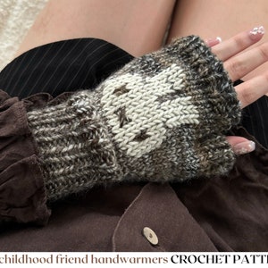 Könnte beinhalten: Häkelanleitung für Handwärmer mit einem braunen und weißen Hasendesign. Das Muster heißt "childhood friend handwarmers".