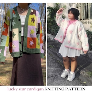 Op de afbeelding: Twee vrouwen dragen verschillende stijlen van cardigans met sterrenmotief. De cardigan aan de linkerkant is een patchwork-ontwerp met groene, roze, gele en oranje vierkanten. De cardigan aan de rechterkant is wit met roze sterren en een roze rand.