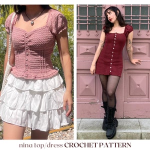 Puede incluir: Dos prendas de punto de ganchillo, una blusa rosa y un vestido burdeos, ambos con escote cuadrado y cierre de botones. La blusa se lleva con una falda blanca de capas. El vestido se lleva con medias negras y botas negras.