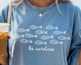 Camisa Les Sardines Camisa Estética de Pescador Sardina Pescado enlatado Encuéntrame en la Playa Oceancore Tomato Girl Colores Costeros de Verano Confortables