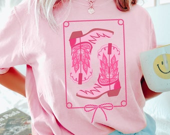 Komfort Farben Cowgirl Pink Stiefel Shirt Cowgirl Stiefel Shirt rosa Cowboy Stiefel kokett Cowgirl Bachelorette Shirt Lets Go Girls Shirt