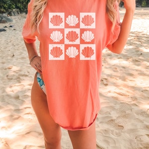 Retro Seashells on a trendy checker pattern on comfort colors shirts