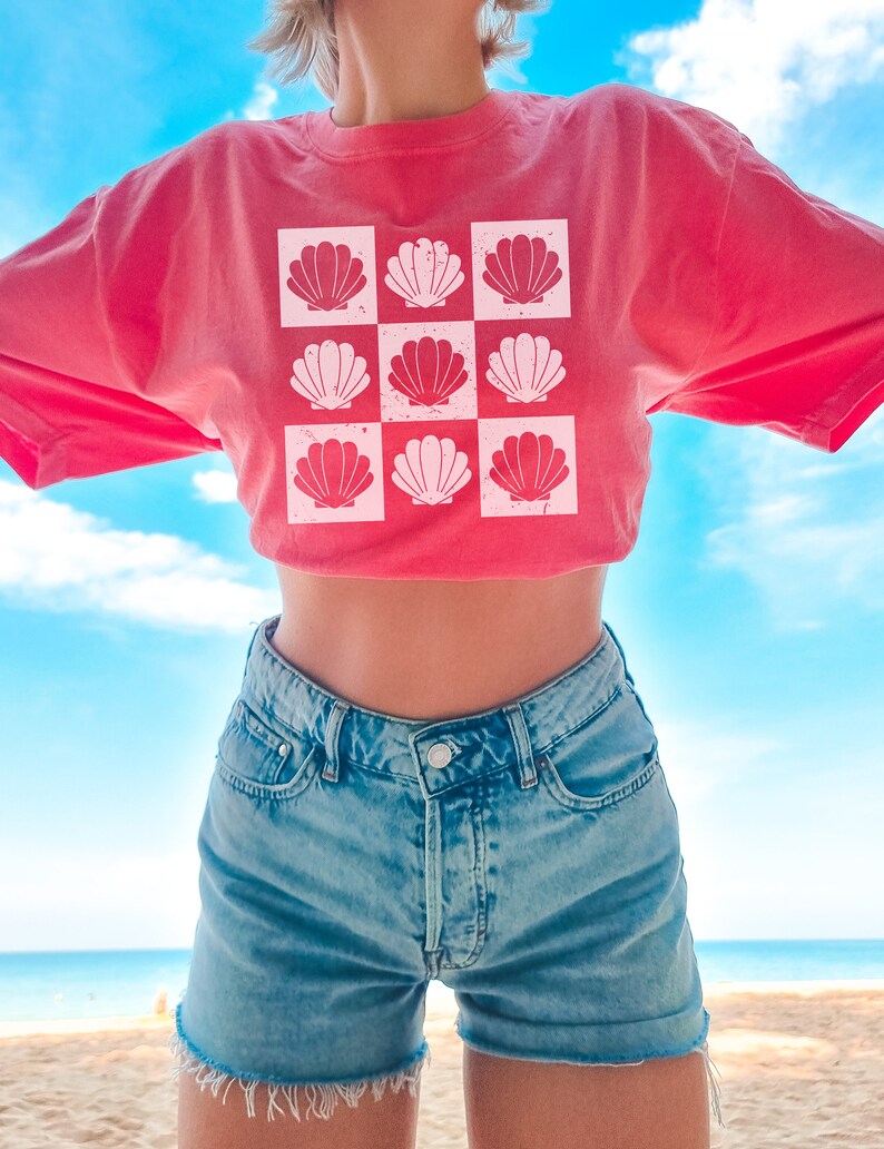 Retro Seashells on a trendy checker pattern on comfort colors shirts