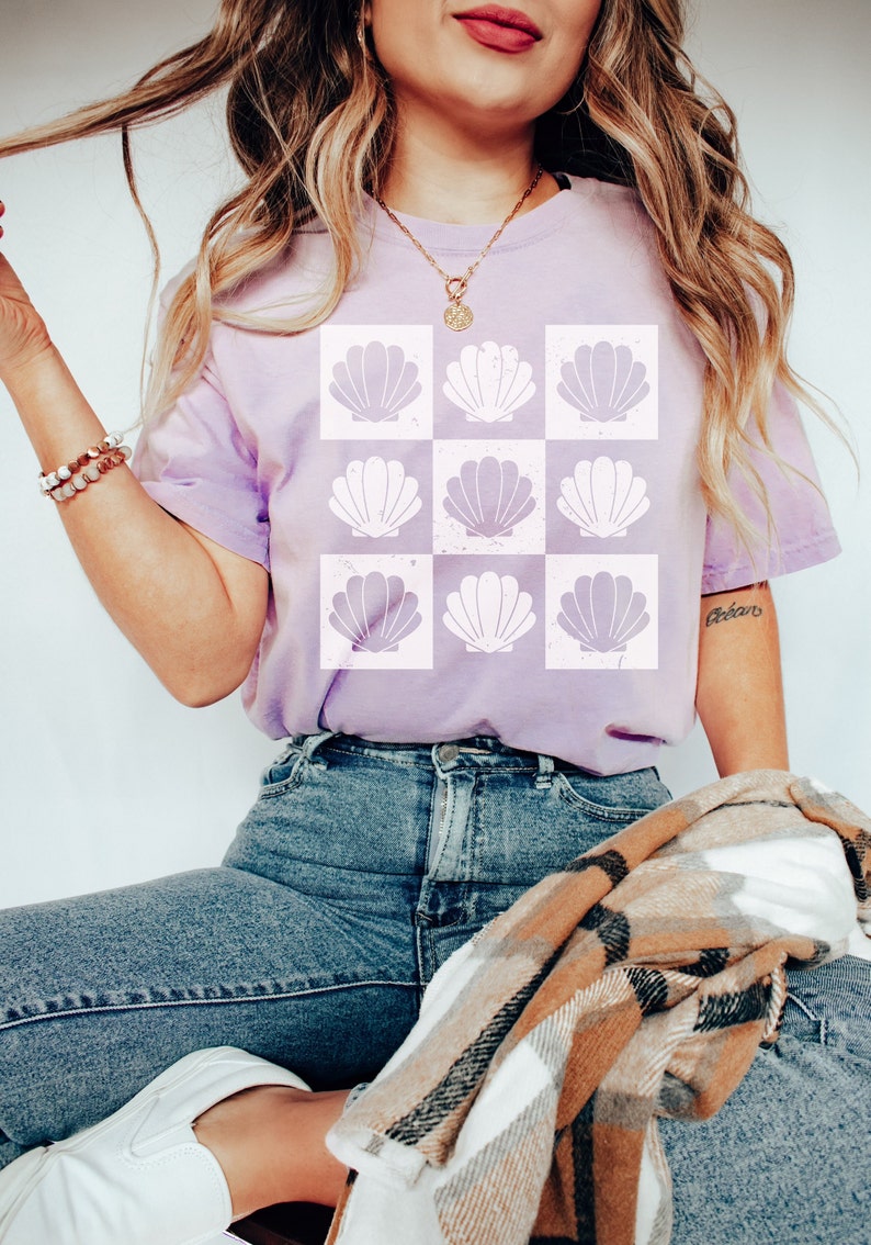 Retro Seashells on a trendy checker pattern on comfort colors shirts