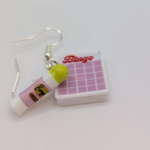 Pendientes elegantes de Bingo Babe con efecto apagón - Temática de casino de Las Vegas - Colores rosa o verde azulado