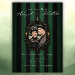 Peut inclure: Une invitation de mariage formelle au design vintage. L'invitation présente un portrait d'un couple dans un cadre orné, sur un fond à rayures vertes et noires. Le texte comprend les noms "Abagail & Johnathan" et la date du "15 novembre 2030".