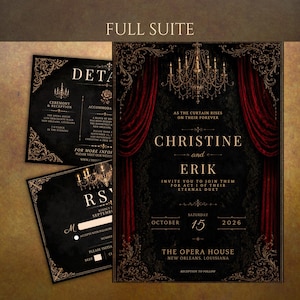Könnte beinhalten: Eine Hochzeitseinladungssuite mit Theatermotiv. Die Haupteinladung zeigt rote Samtvorhänge, einen Kronleuchter und die Namen "Christine und Erik". Zusätzliche Karten enthalten Details und RSVP-Informationen, alle mit aufwendigen Goldakzenten.