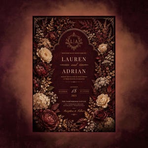 Könnte beinhalten: Eine rechteckige Hochzeitseinladungskarte mit dunkelburgunderfarbenem Hintergrund, verziertem goldenem Text und einem Blumenrand aus tiefroten Rosen, weißen Pfingstrosen und Blattwerk. Der Text nennt Lauren und Adrian sowie den 18. Oktober 2025.