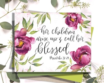 Pode incluir: Um cartão branco com flores cor-de-rosa em aquarela e folhas verdes. O cartão tem caligrafia preta que diz "seus filhos se levantam e a chamam de abençoada" e "Provérbios 31:28".