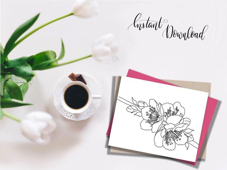 K&ouml;nnte beinhalten: Schwarz-wei&szlig;e florale Strichzeichnung auf einer wei&szlig;en Karte mit den Worten "Instant Download" in Schreibschrift. Eine Tasse Kaffee und wei&szlig;e Tulpen sind ebenfalls im Bild.