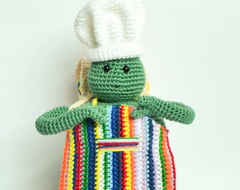 Jouet Amigurumi The Tiny Chef PRÉ-COMMANDE (jouet non officiel) - Poupée au crochet Tiny Chef