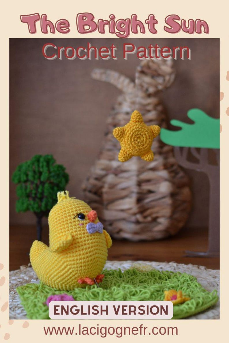 Puede incluir: Un pollito amarillo tejido a ganchillo con una pajarita azul est&aacute; sentado sobre una superficie verde tejida a ganchillo. Una estrella amarilla y un peque&ntilde;o &aacute;rbol verde est&aacute;n en el fondo. El texto "The Bright Sun Crochet Pattern" est&aacute; en la parte superior, con "English Version" en la parte inferior.
