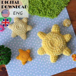 Puede incluir: Colecci&oacute;n de art&iacute;culos de ganchillo hechos a mano, incluyendo estrellas de mar amarillas y doradas, una peque&ntilde;a rosa amarilla y una pieza verde texturizada. Los art&iacute;culos est&aacute;n dispuestos sobre un fondo azul claro con lunares. La imagen incluye el texto "DIGITAL DOWNLOAD ENG".