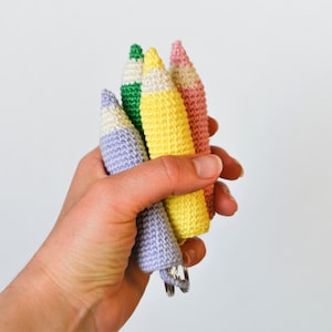 PORTE-CLÉS : Crochet crayon le porte-clés - porte-clés au crochet - accessoire de sac - cadeau de Noël - cadeau pour enseignant - cotillons de crayon