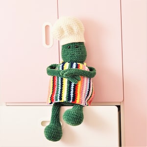 Virkad liten kock-amigurumi-docka – förkläde, mössa, mjuk plyschleksak