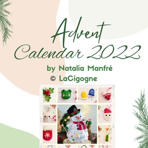 Op de afbeelding: Een gehaakte adventskalender met een sneeuwpop in het midden en 24 verschillende gehaakte ornamenten eromheen. De ornamenten omvatten een kikker, een bel, een sok, een kat, een ster, een want, een elf, een boom en een beer. De kalender heeft de titel "Adventkalender 2022" en is van Natalia Manfré.