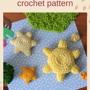 Puede incluir: Imagen de un patr&oacute;n de ganchillo titulado "The Bright Sun". La imagen presenta varios art&iacute;culos de ganchillo, incluyendo estrellas de mar amarillas y naranjas, un cuadrado texturizado verde y una flor amarilla. Tambi&eacute;n se ve el texto "ENGLISH PATTERN".