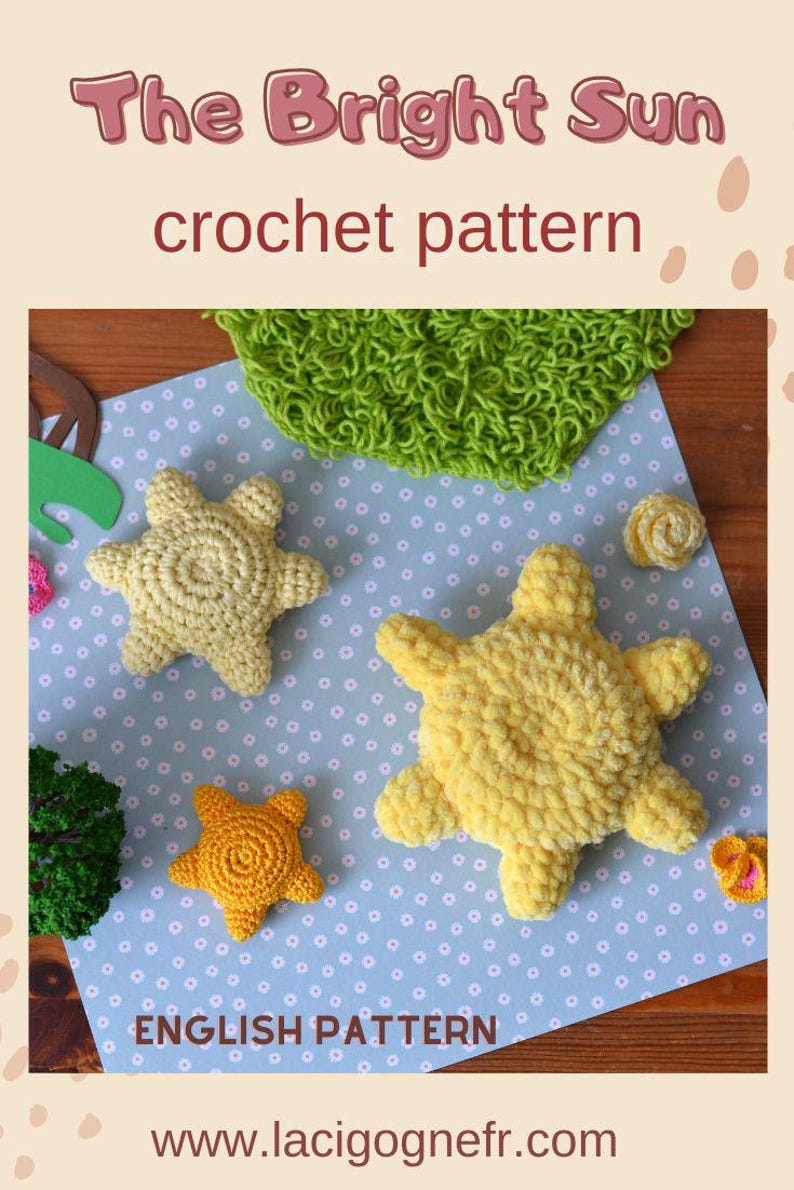 Puede incluir: Imagen de un patr&oacute;n de ganchillo titulado "The Bright Sun". La imagen presenta varios art&iacute;culos de ganchillo, incluyendo estrellas de mar amarillas y naranjas, un cuadrado texturizado verde y una flor amarilla. Tambi&eacute;n se ve el texto "ENGLISH PATTERN".