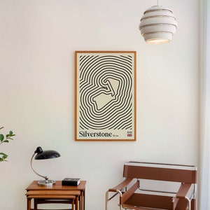 Puede incluir: Una impresi&oacute;n en blanco y negro de l&iacute;neas de arte del circuito de Silverstone en un marco de madera. La impresi&oacute;n tiene el texto "Silverstone" y "1948" en la esquina inferior derecha.