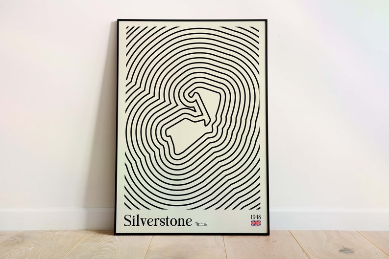 Puede incluir: Una impresi&oacute;n en blanco y negro de arte lineal de la pista de carreras de Silverstone en Inglaterra. La impresi&oacute;n est&aacute; enmarcada en un marco negro y tiene el texto "Silverstone" y "1948" impreso debajo de la imagen.