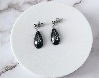 Boucles d'oreilles noires avec feuilles d'argent -Accessoire de soirée élégant- Touche de raffinement discret - Idée cadeau - Sans nickel