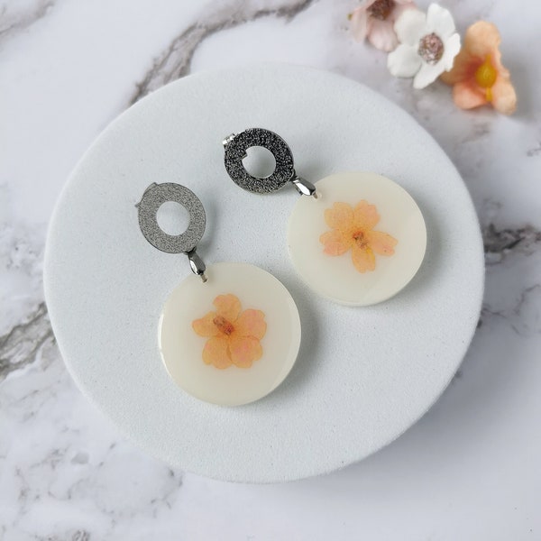 Boucles d'oreilles en résine blanche avec fleurs séchées roses pastels - Élégance florale artisanale sans nickel - Idée cadeau