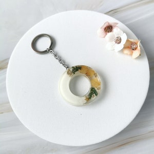 Resin keychain with dried flowers and gold leaves - Handcrafted floral jewelry - Handmade nature gift - Letter O