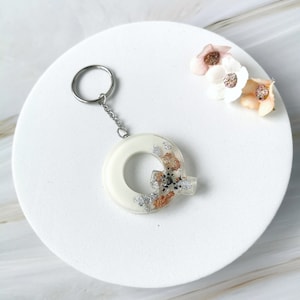 Llavero de Resina con Flores Secas en oferta - Joyería Floral Única y Elegante - Idea de Regalo - Letra Q