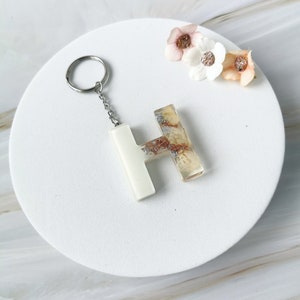 Llavero de resina con flores secas - Hojas de plata y cobre, joyería natural hecha a mano - Idea de regalo de cumpleaños, profesor - Letra H
