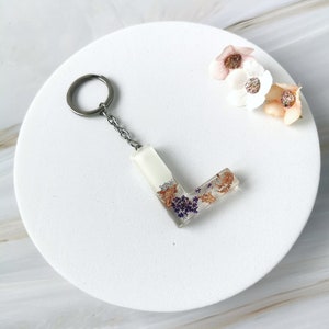 Llavero de resina con flores secas - Joyas florales únicas y elegantes - Idea de regalo - Letra L