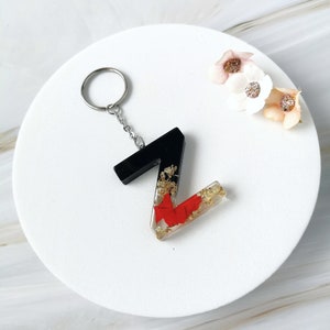 Llavero de resina con flores secas y pan de oro – Accesorio floral hecho a mano – Regalo natural y elegante – Letra Z