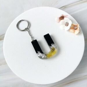 Llavero de Resina con Flores Secas en oferta - Joyería Floral Única y Elegante - Idea de Regalo - Letra U