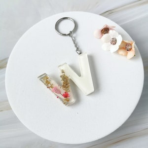 Llavero de resina con flores secas hecho a mano – Accesorio floral con hojas doradas – Idea de regalo natural – Letra W