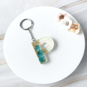 Llavero de resina con flores secas - Accesorio hecho a mano con pan de oro, elegante regalo natural - Idea de regalo - Letra P