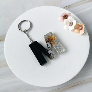 Llavero de resina con flores secas - Joya floral única y elegante - Idea de regalo - Letra M