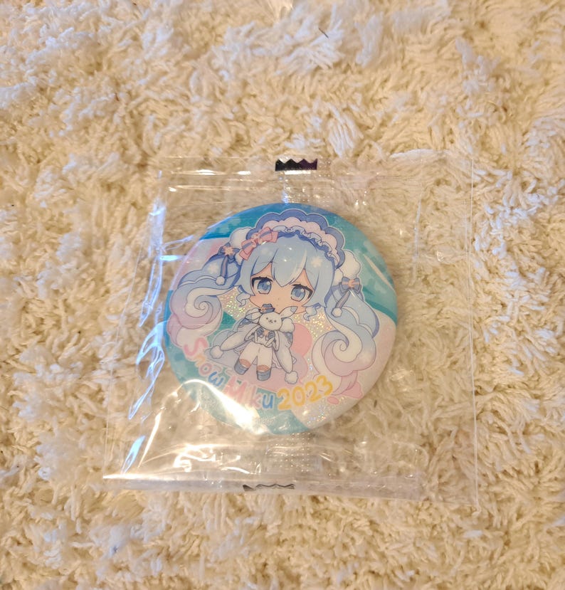 vol-2-oshikatsu-goods-second-hand-pins-badges-and-mini-figure-for-ita