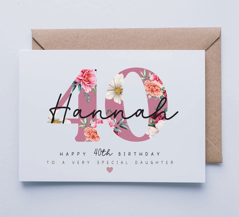 Puede incluir: Una tarjeta de cumplea&ntilde;os floral rosa con el n&uacute;mero 40 y el nombre Hannah. La tarjeta dice "Feliz cumplea&ntilde;os n&uacute;mero 40 a una hija muy especial".