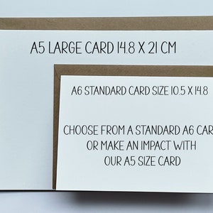 Puede incluir: Dos sobres marrones con insertos de tarjetas blancas. El sobre m&aacute;s grande est&aacute; etiquetado como "A5 LARGE CARD 14.8 X 21 CM". El sobre m&aacute;s peque&ntilde;o est&aacute; etiquetado como "A6 STANDARD CARD SIZE 10.5 X 14.8". El texto en los insertos de las tarjetas dice "CHOOSE FROM A STANDARD A6 CARD OR MAKE AN IMPACT WITH OUR A5 SIZE CARD".