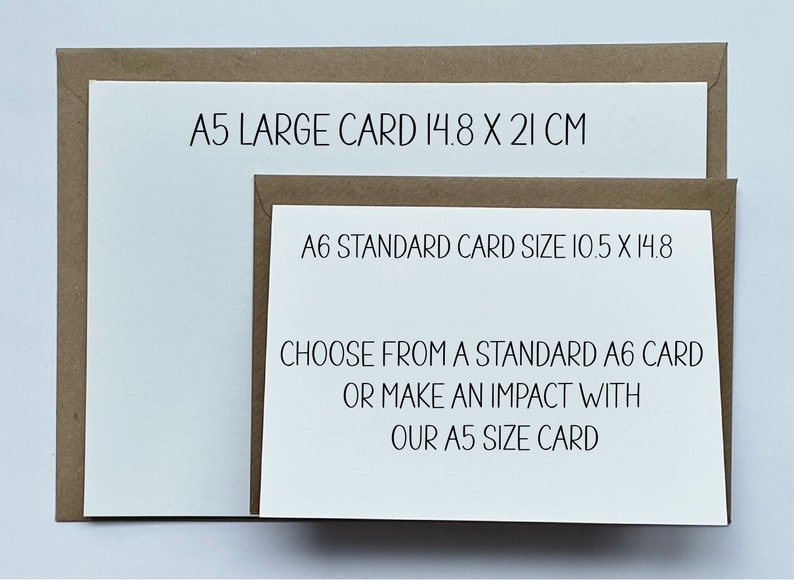 Puede incluir: Dos sobres marrones con insertos de tarjetas blancas. El sobre m&aacute;s grande est&aacute; etiquetado como "A5 LARGE CARD 14.8 X 21 CM". El sobre m&aacute;s peque&ntilde;o est&aacute; etiquetado como "A6 STANDARD CARD SIZE 10.5 X 14.8". El texto en los insertos de las tarjetas dice "CHOOSE FROM A STANDARD A6 CARD OR MAKE AN IMPACT WITH OUR A5 SIZE CARD".