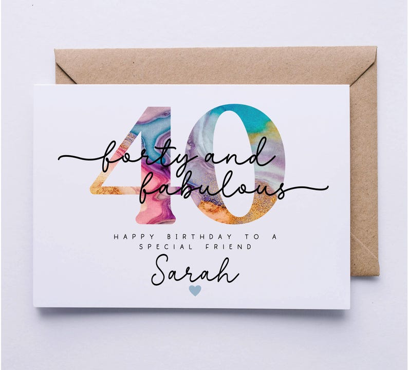 Puede incluir: Una tarjeta de cumplea&ntilde;os con un dise&ntilde;o abstracto colorido que presenta el n&uacute;mero 40. El texto "forty and fabulous" est&aacute; escrito en una fuente cursiva. La tarjeta est&aacute; dirigida a "Sarah" y dice "Feliz cumplea&ntilde;os a una amiga especial".