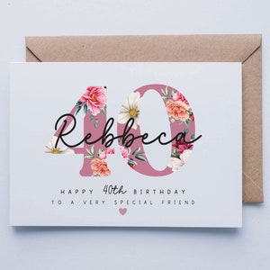 Puede incluir: Una tarjeta blanca con un dise&ntilde;o floral rosa con el n&uacute;mero 40 y el nombre Rebecca. El texto dice "Feliz cumplea&ntilde;os n&uacute;mero 40 a un amigo muy especial".