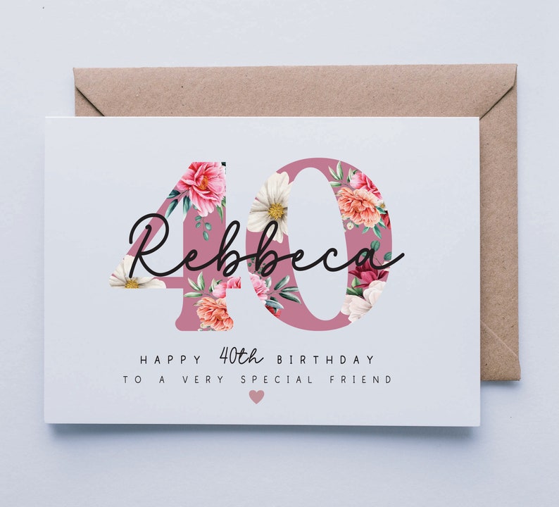 Puede incluir: Una tarjeta blanca con un dise&ntilde;o floral rosa con el n&uacute;mero 40 y el nombre Rebecca. El texto dice "Feliz cumplea&ntilde;os n&uacute;mero 40 a un amigo muy especial".