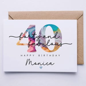 Puede incluir: Una tarjeta de cumplea&ntilde;os con un dise&ntilde;o colorido y abstracto del n&uacute;mero 40. El texto "forty and fabulous" est&aacute; escrito en letra cursiva. La tarjeta dice "Happy Birthday Monica" en la parte inferior.