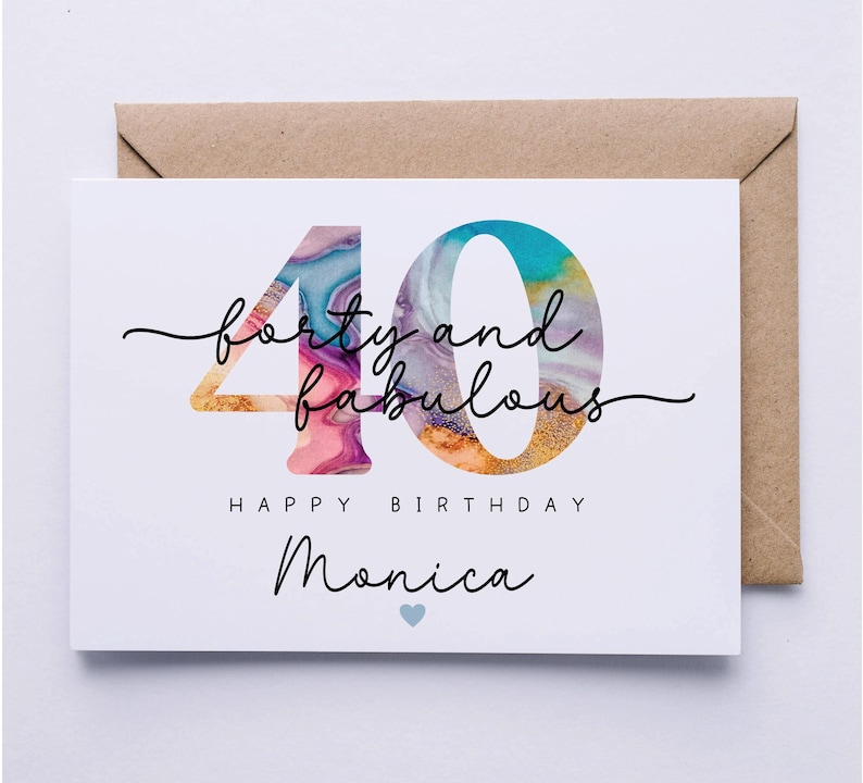 Puede incluir: Una tarjeta de cumplea&ntilde;os con un dise&ntilde;o colorido y abstracto del n&uacute;mero 40. El texto "forty and fabulous" est&aacute; escrito en letra cursiva. La tarjeta dice "Happy Birthday Monica" en la parte inferior.